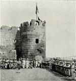 Rouad, 1915 :  AU DRAPEAU!  - Les couleurs franaises montent au mt de pavillon dress sur la tour du vieux chteau de Rouad